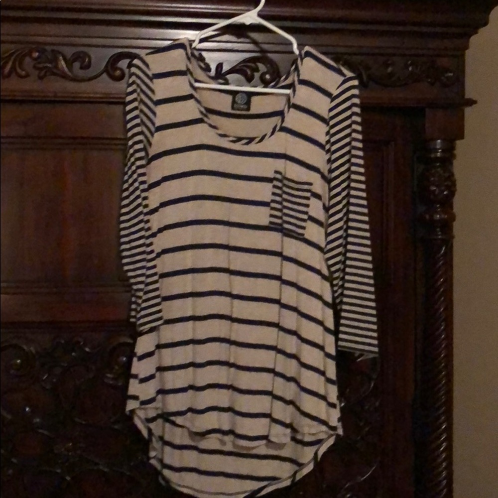 Women’s stripped 3/4 sleeve. Worn once. Very soft